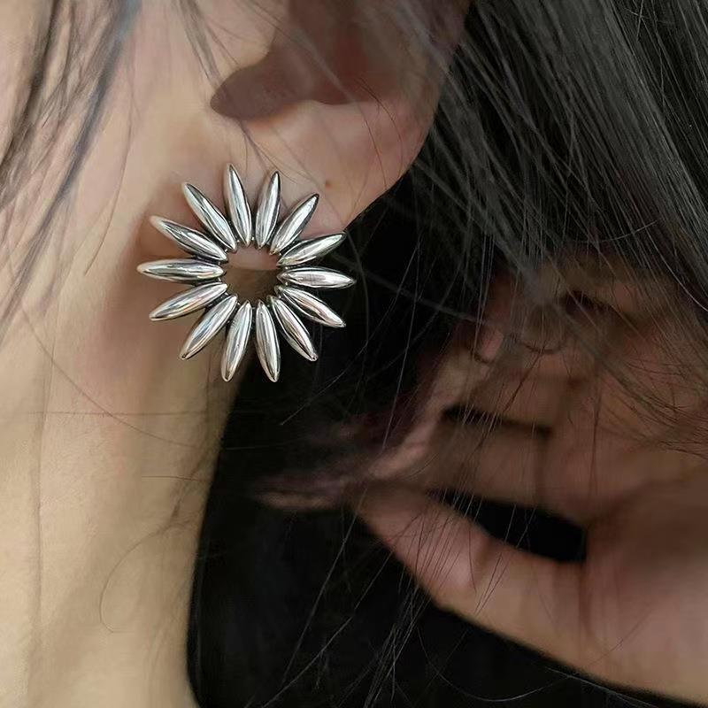 Design Retro Radiation Flower-shaped High Profile Fashion Earrings For Women