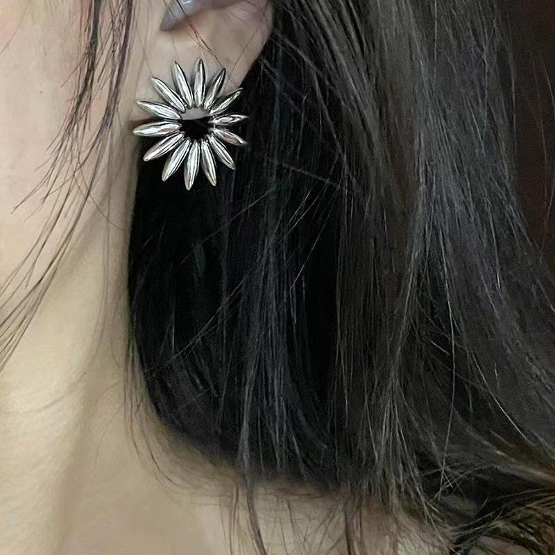 Design Retro Radiation Flower-shaped High Profile Fashion Earrings For Women