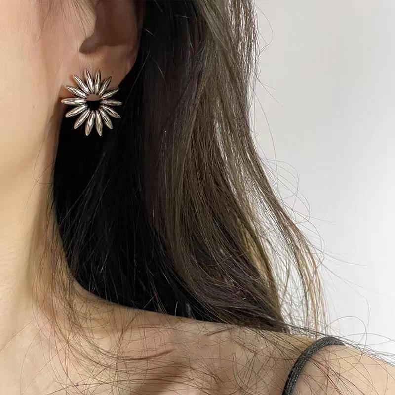 Design Retro Radiation Flower-shaped High Profile Fashion Earrings For Women